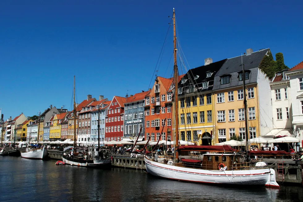 Sol og sommer i Nyhavn i København.
