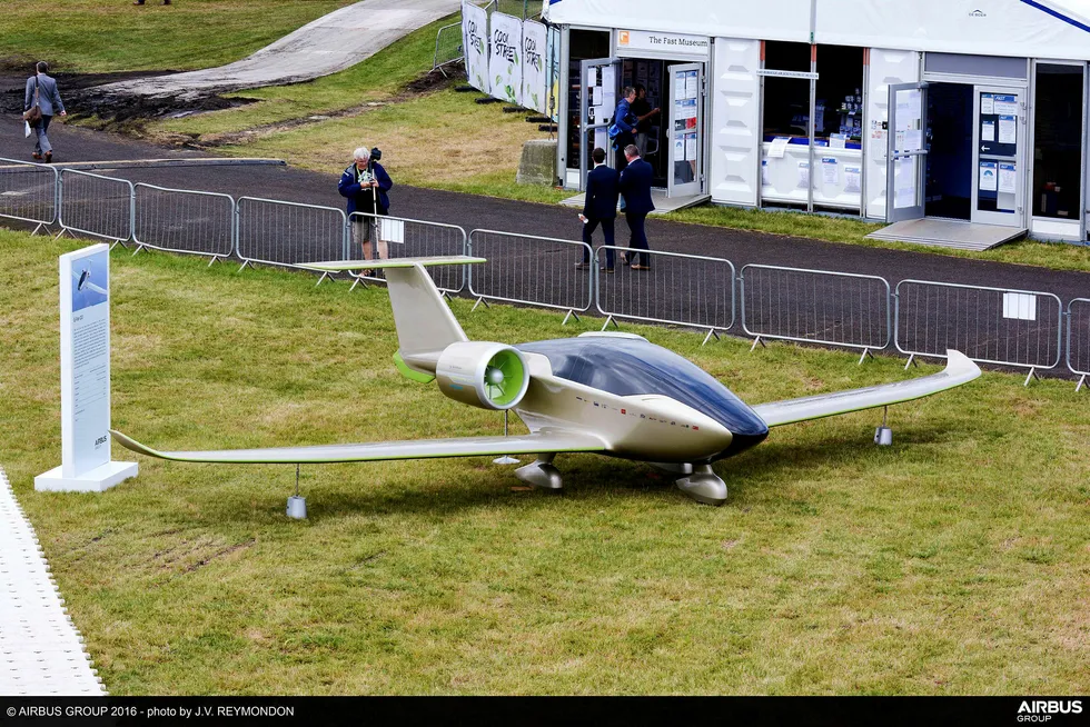 Airbus demonstrerer el-flyet E-Fan ved Farnborough Airshow i 2016. Foto: Jean-Vincent Reymondon/Airbus