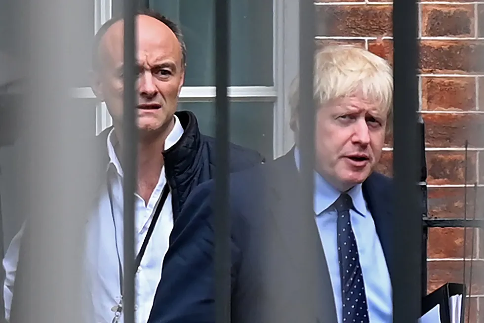 Det er nå iskaldt mellom statsminister Boris Johnson og hans tidligere nærmeste rådgiver Dominic Cummings (bak).