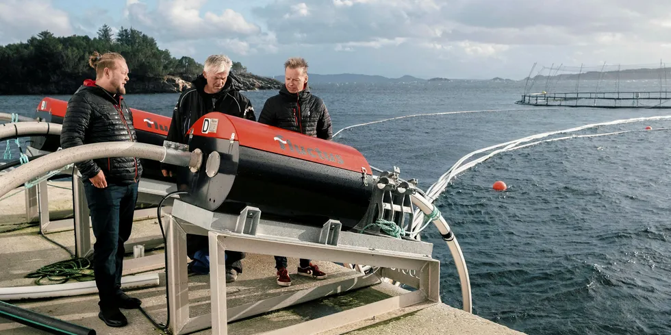 Dette var en av en av de første flåtene Fluctus leverte, til et oppdrettsanlegget på Fiksneset i Hordaland. Daglig leder Harald Lien står ute til høyre.