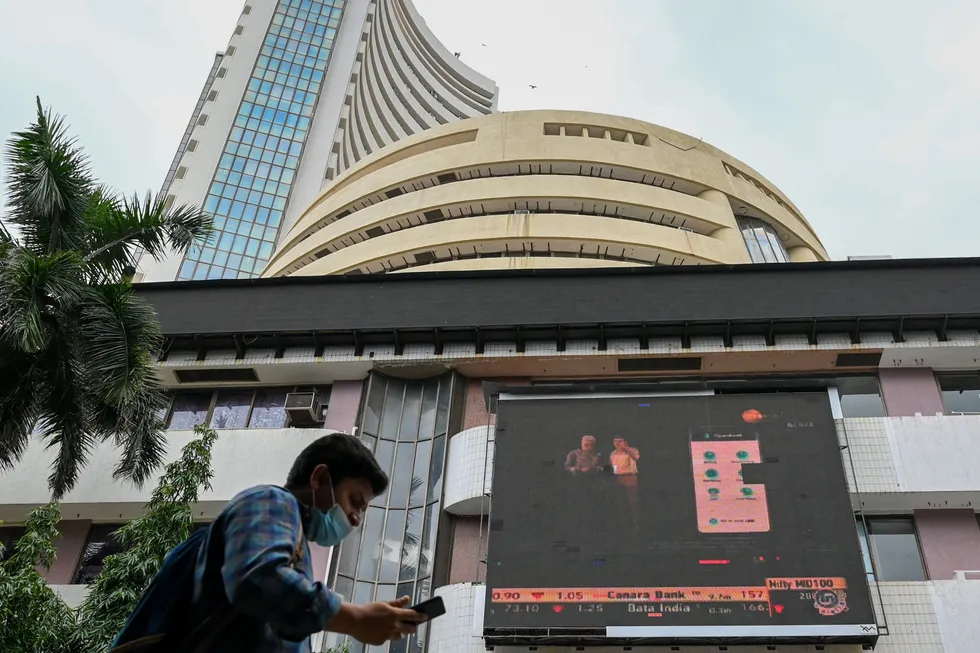 Det settes nye rekorder ved den indiske børsen, Bombay Stock Exchange (BSE). Nesten 15 millioner småinvestorer har handlet sine første aksjer under pandemien.
