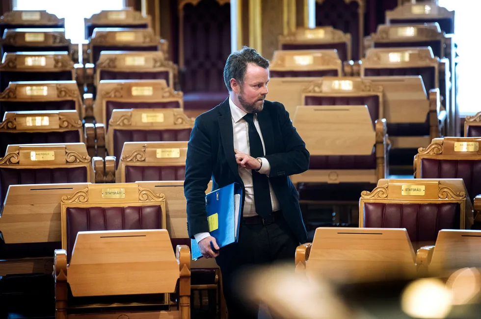 Næringsminister Torbjørn Røe Isaksen hadde en perm med svar, men likevel gikk det litt så som så da han stilte i Stortingets spontanspørretime.