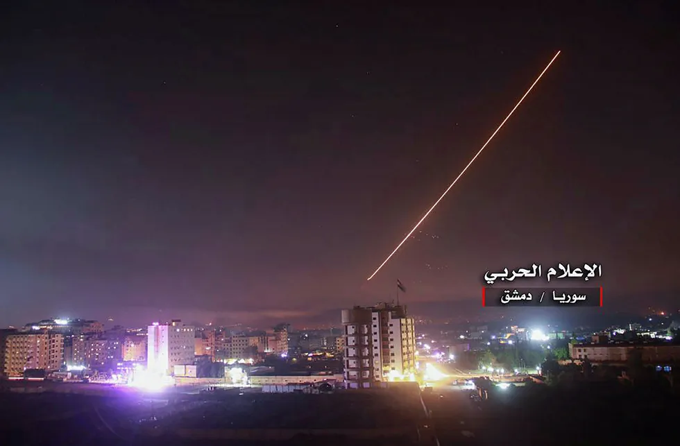 Bildet viser ifølge syriske myndigheter nedskyting av en israelsk rakett over Damaskus. Israel hevder å ha ødelagt all iransk infrastruktur i Syria. Foto: HANDOUT / STR/AFP/NTB Scanpix