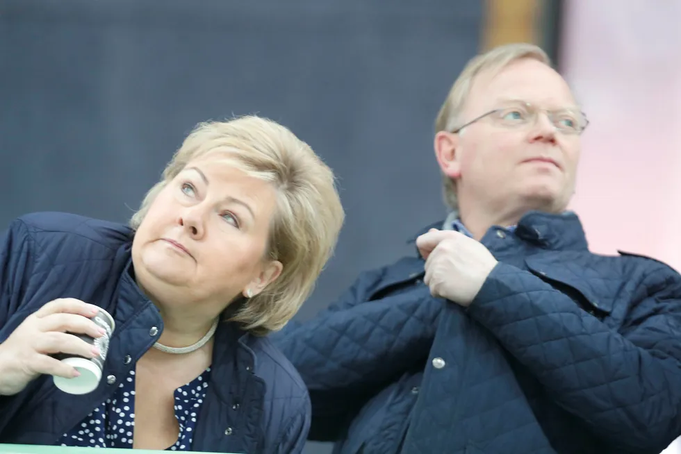 Statsminister Erna Solbergs ektemannen Sindre Finnes er operert for kreft. Her er paret tilstede på verdenscupen i skøyter.