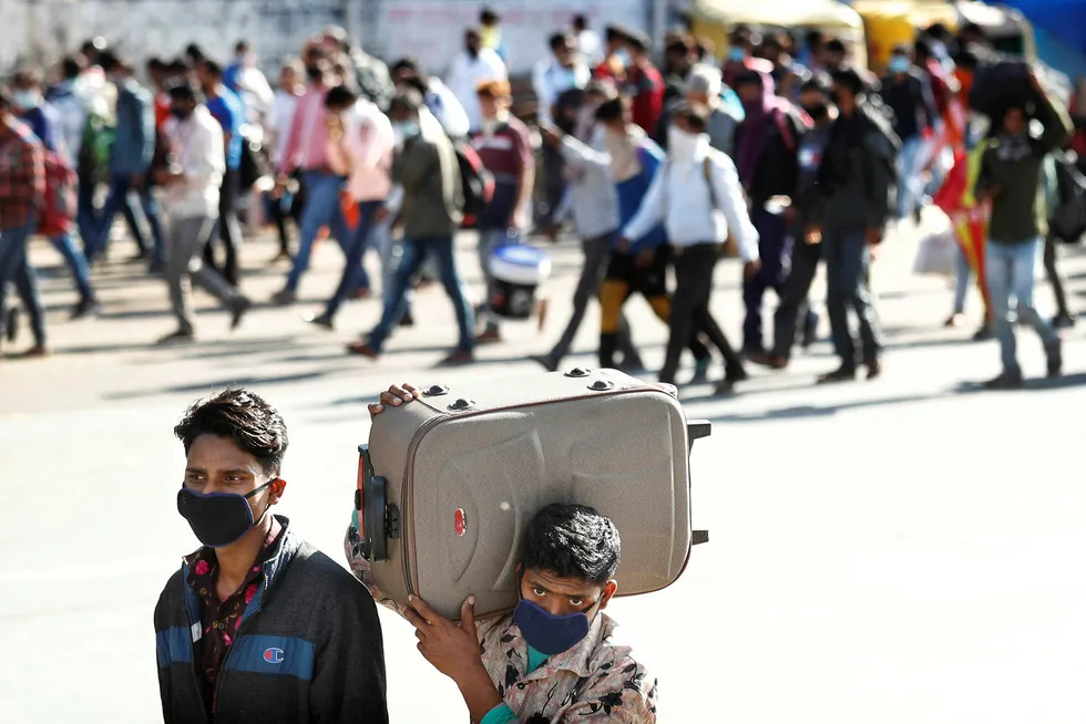 Et ukjent antall indere har mistet jobben som følge av en drastisk nedstengning av landet som begynte onsdag denne uken. Nedstengningene har ført at mange arbeidsløse nå beveger seg over store områder til fots, i mangel av åpen offentlig transport.