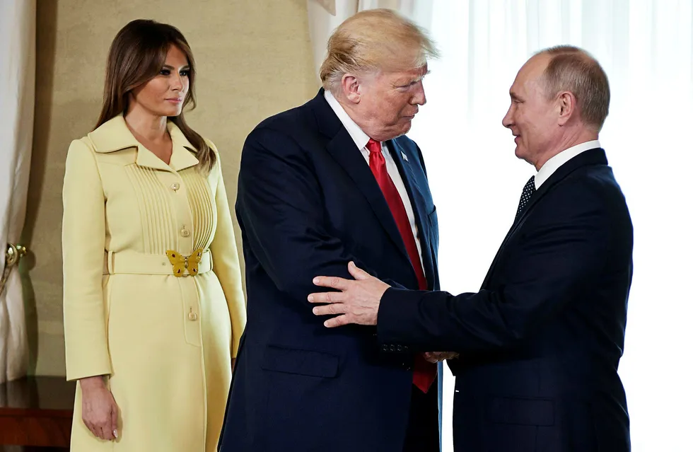 USAs president, her med kona Melania i bakgrunnen, sa at det bilaterale møtet var en veldig "god start" for å rette opp relasjonene mellom de to landene. Foto: Aleksey Nikolskyi/AFP/NTB scanpix
