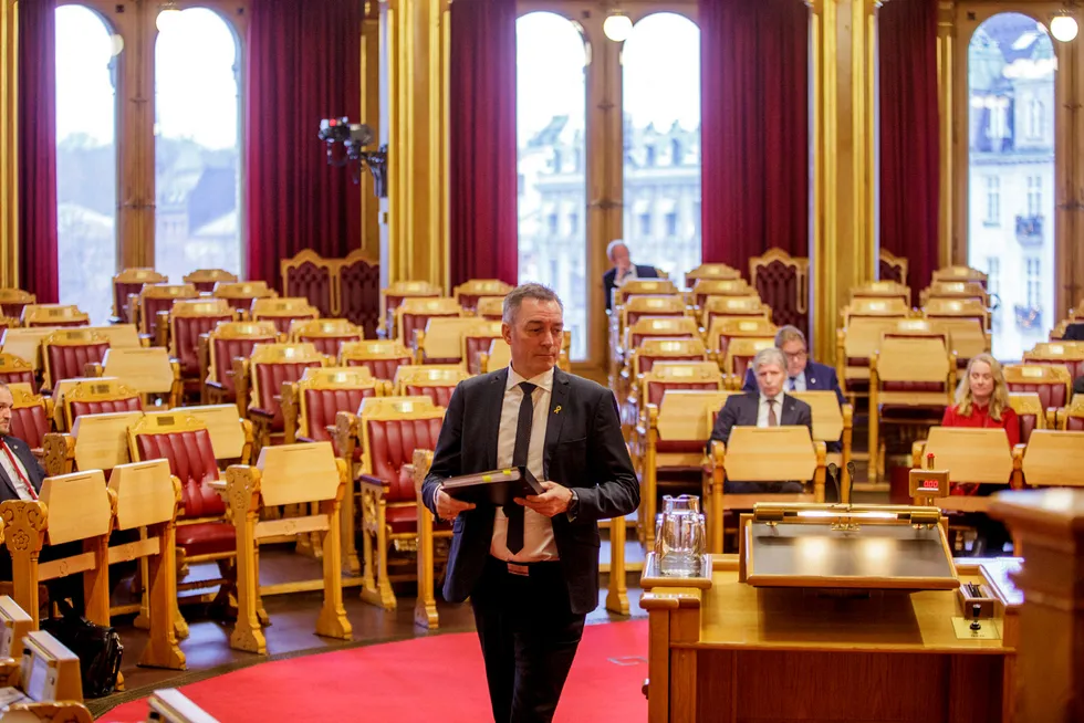 Forsvarsminister Frank Bakke-Jensen (H) får forsvarsplanen i retur fra Stortinget.