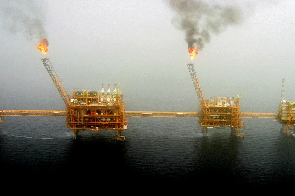 Flere nyheter har preget oljeprisen mandag, som har svingt mellom 48 og 49 dollar fatet. Bildet viser oljeplattformer i Soroush i den persiske gulfen sør for Teheran i Iran. Foto: Raheb Homavandi/NTB Scanpix