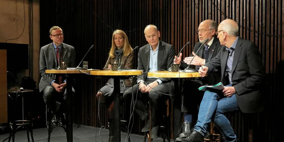 PANEL: Debattleder Tore Myhre (t.v.), Ingebjørg Harto, Michael Tetzschner (H), Svein Roald Hansen (Ap) og Olle Ludvigsson, Europaparlamentariker, Socialdemokraterna i Sverige på NHOs frokostmøte om brexit.Foto: Nils Torsvik