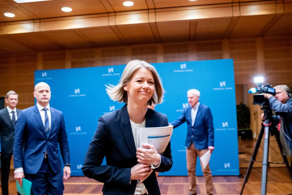 Vi politikere må ikke motvirke den innstramningen Norges Bank søker å oppnå, skriver statsministeren. Sentralbanksjef Ida Wolden Bache har økt renten for å få kontroll på prisveksten.
