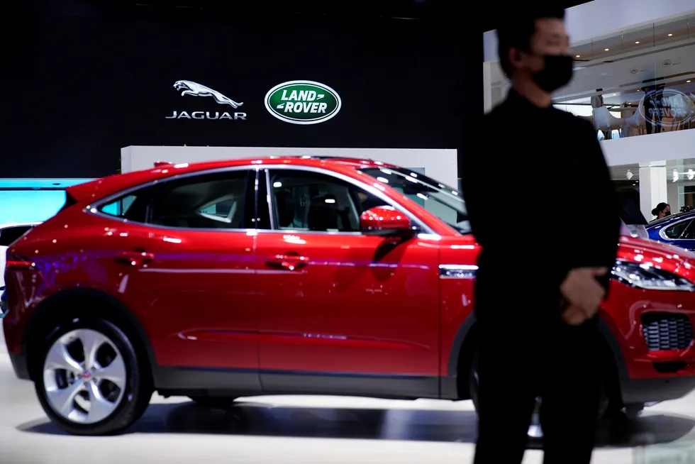 Jaguar Land Rover er siste bilprodusent som må innstille produksjonen ved fabrikker på grunn av en prekær mangel på datakomponenter. Her fra Auto Shanghai i Shanghai denne uken.