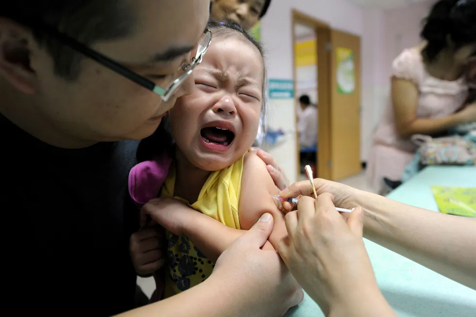 Det kinesiske farmasiselskapet Changsheng Biotechnology i Jilin er beordret til å stoppe produksjonen av rabiesvaksine etter å ha forfalsket dokumentasjon. Flere hundre tusen kinesiske småbarn er berørt. Foto: AP/NTB Scanpix