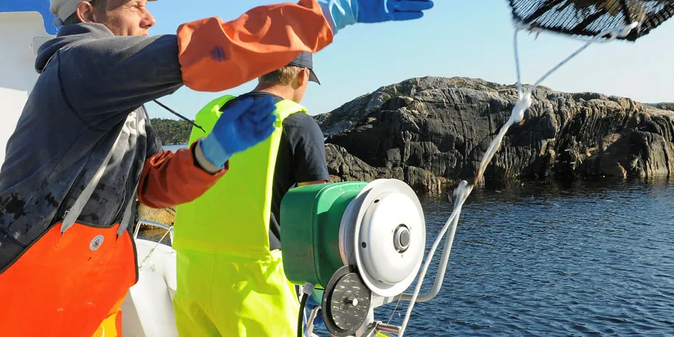 MÅ HA AIS: Mandal-båten «Mersey» setter teiner etter leppefisk. Fra i år skal den og resten av leppefiskflåten ha montert AIS om bord før sesongen starter.