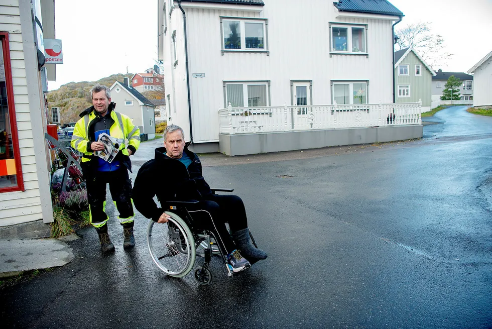 Lasteleder Helge Rishatt (til venstre) og arbeider Børge Rishatt har begge jobbet en mannsalder på Ellingsen Seafood Skrova. Selskapet er hjørnestensbedrift med eget slakteri på Skrova.