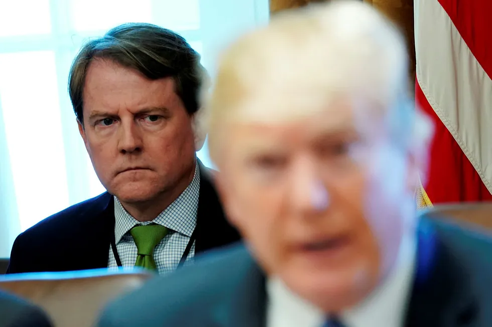 President Donald Trump er rasende på Don McGahn (bak), tidligere advokat i Det hvite hus.