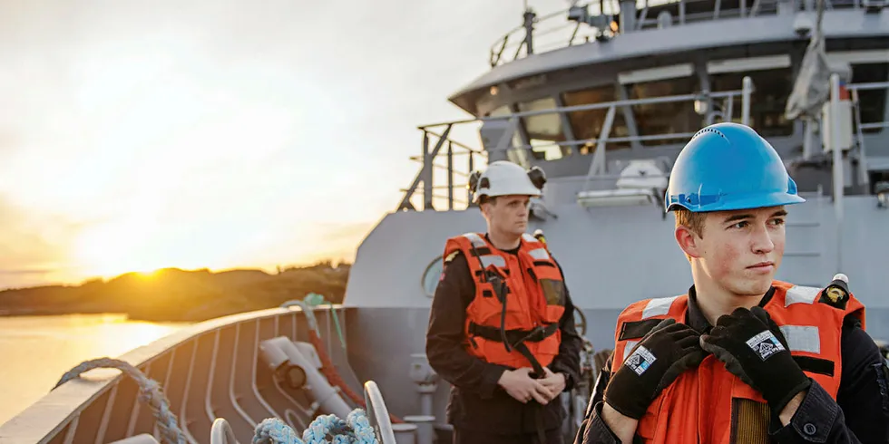 PÅ JAKT: Jan Erik Skorpe (t.v) og Hans Martin Finsrud venter på at KV «Tor» kontrollerer fartøy og fiske, men kan og fungere som politiet lange arm ved behov. Nå meldes det om langt flere tips om lovbrudd i fiskerinæringen.