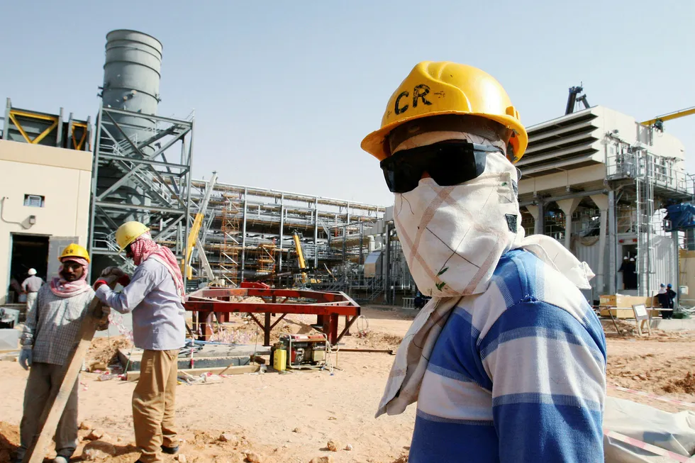 Uroen i Saudi-Arabia har bidratt til å presse oljeprisen høyere den siste tiden, men IEA har ikke sett noen effekt på produksjonen i landet. Bildet er fra Khurais- feltet utenfor Riyadh, Foto: Ali Jarekji/Reuters/NTB Scanpix