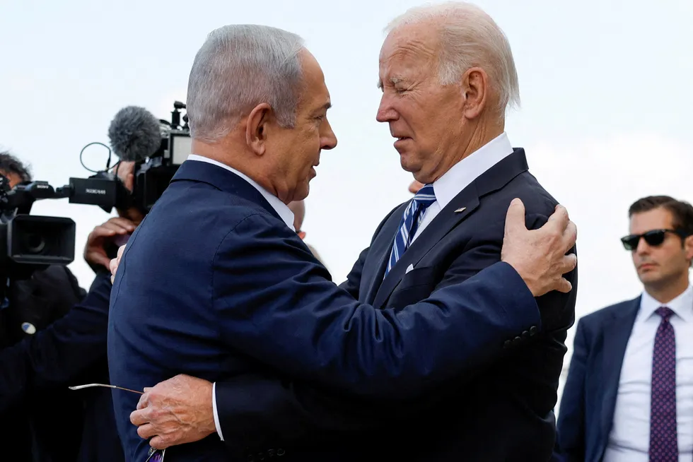 USAs president Joe Biden (til høyre) viser Israel og statsminister Benjamin Netanyahu støtte.