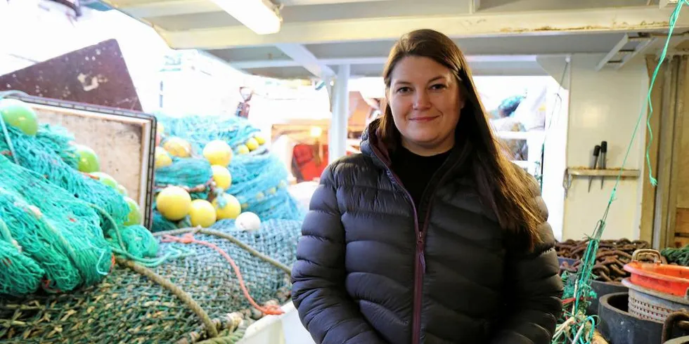 Aps fiskeripolitiske talskvinne, Cecilie Myrseth, besøker tråleren «Hermes».Foto: Jørn Mikael Hagen