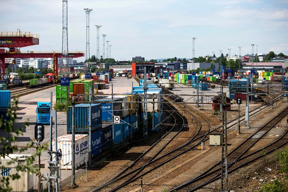 Det er nødvendig å styrke jernbanens attraktivitet, slik at mer gods kan transporteres med tog. Her fra Alnabruterminalen i Oslo. Foto: Frode Hansen/VG/NTB Scanpix