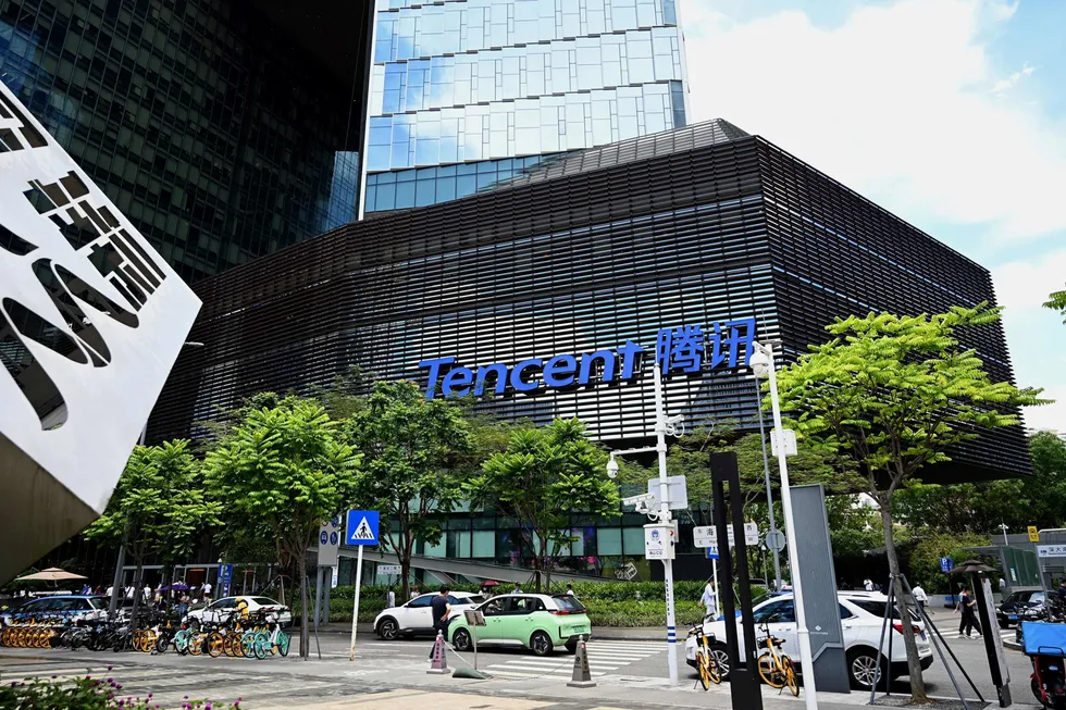 Børsverdiene på de kinesiske teknologi- og internettselskapene har stupt etter nye reguleringer og innstramninger. Kursfallet fortsetter på tirsdag for Tencent, som er Kinas største børsnoterte selskap.