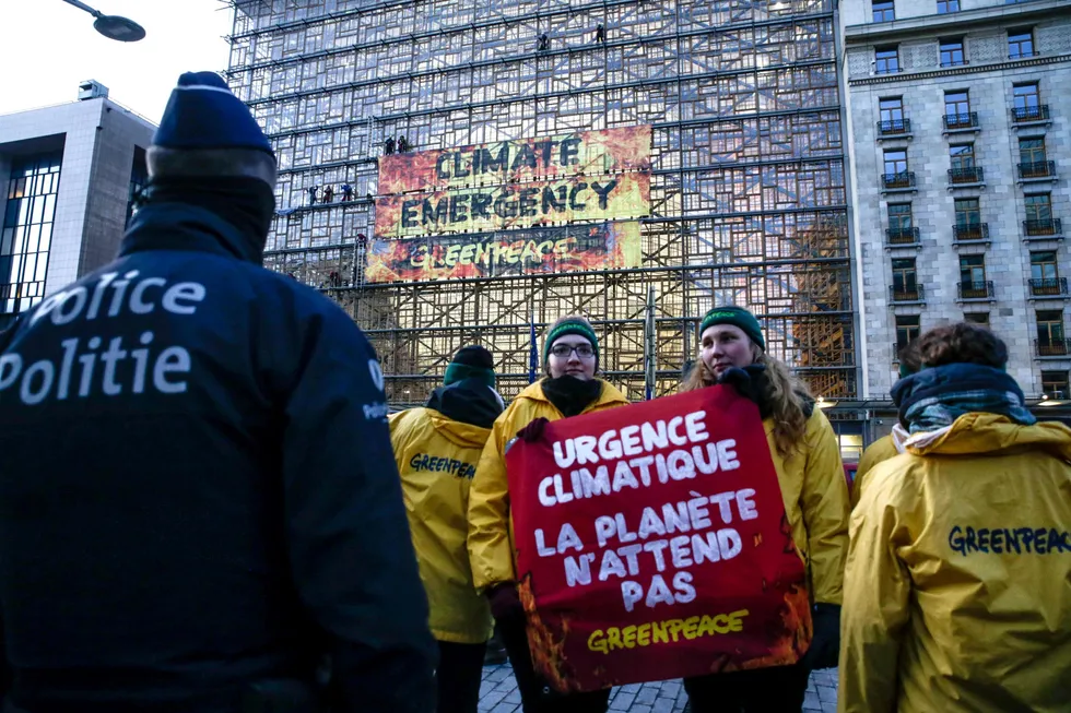 «Planeten venter ikke». Greenpeace-aktivister demonstrerer for mer aktiv klimapolitikk utenfor EUs rådsbygning i Brussel.