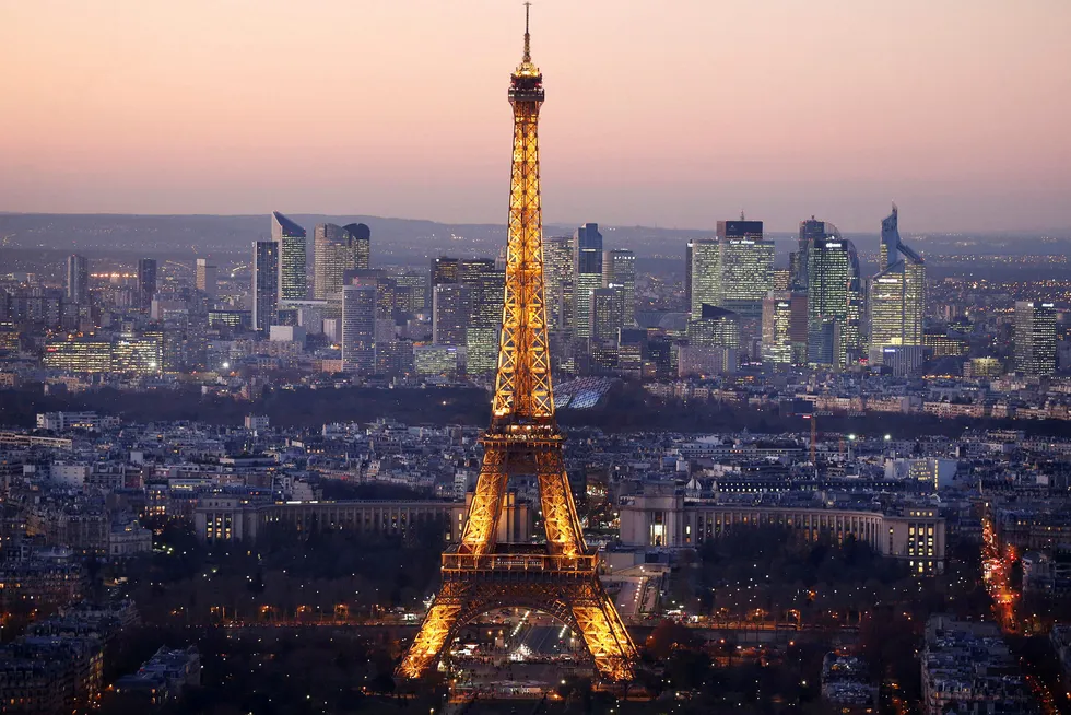 Businessdistriktet La Defense i Paris, her i bakgrunnen av Eiffeltårnet. Foto: Charles Platiau/Reuters/NTB scanpix
