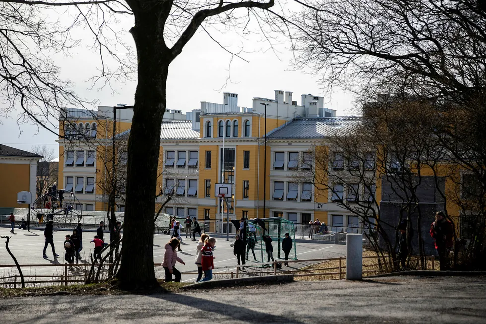 Alle landets skoler og barnehager stenges. Her er barn som leker ute på Uranienborg skole.
