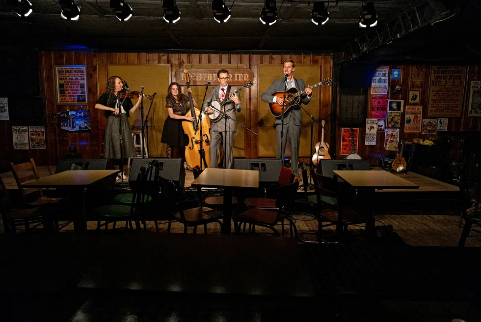 High Fidelity Bluegrass spiller på legendariske Station Inn i Nashville. Bare en håndfull mennesker ser det live. Forhåpentligvis flere på internett.