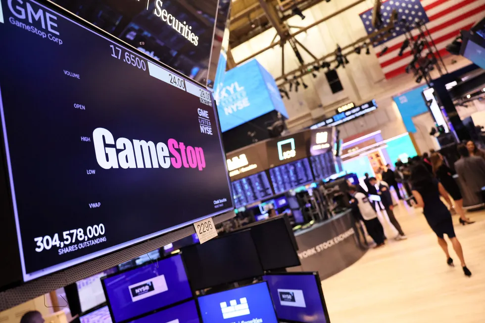 Spillkjeden GameStop ble under koronapandemien et yndet spekulasjonsobjekt på børsen i New York. Tradingappen Robinhood lokket unge og ferske investorer med gratis aksjehandel på nett.