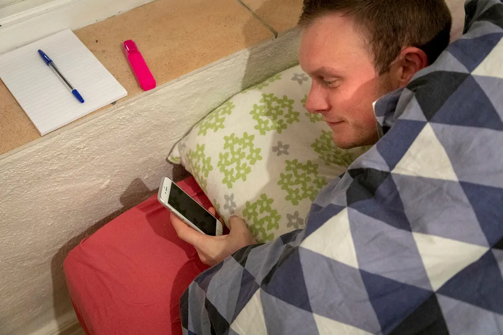 04.08: Vekkerklokken på mobilen ringer på soverommet til Stig Ove Ølmheim. I vinduskarmen ligger blokk, kulepenn og rød markeringspenn i fall han våkner i løpet av natten og får en god ide.