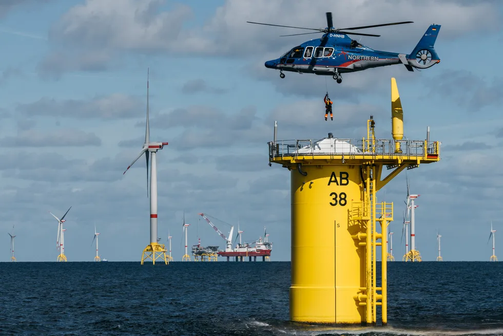 Bunnfast vindkraft vil alltid dra på kostnader som skyldes at mye installasjonsarbeid gjøres offshore. Flytende turbiner kan settes sammen innaskjærs og slepes til havs, skriver John Olav Giæver Tande. Illustrasjonsfoto: Arkona-parken i Østersjøen, bunnfast, igangsatt av Equinor og E.on.