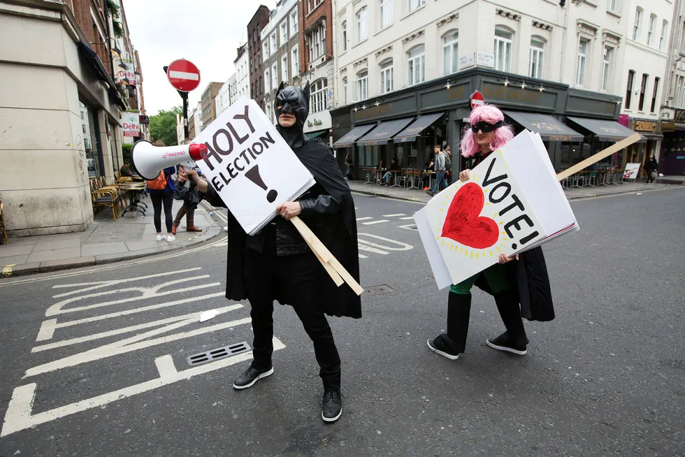 Samboerne Jess Search (Batman) og Beadie Finzi (Robin) vandrer rundt i Londons gater for å oppfordre unge til å stemme i torsdagens parlamentsvalg. Foto: Jeff Gilbert