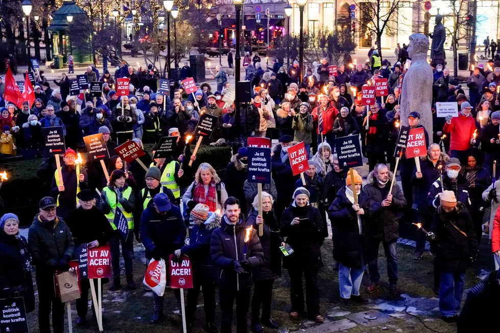 Demonstranter samlet på Eidsvolls plass i protest mot de høye strømprisene. Foto: Terje Bendiksby / NTB