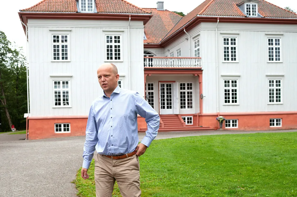Senterparti-leder Trygve Slagsvold Vedum har vært i kontakt med mange banksjefer som er bekymret for at nye kapitalkrav kan redusere utlånskapasiteten til lokalt næringsliv. Her fra åpningen av valgkampen på Eidsvoll Verk.