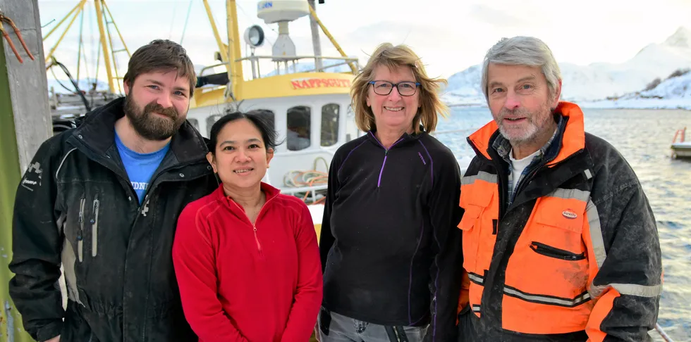 Familien Arntzen på Napp har fisket i lag i flere tiår. F.v. Arnold (37), kona Jiralak (41), mor Wenche (66) og far Svein Arne (71). I bakgrunnen ser vi 32-fotingen «Nappsgutt», som er en av familiens tre fiskebåter.