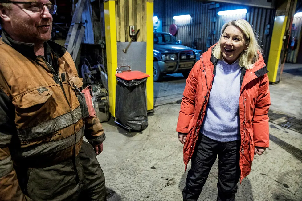 Næringsminister Monica Mæland besøkte Gruve 7 på Svalbard i forbindelse med regjeringens planer om å legge ned driften i Svea og Lunckefjell. Her snakker hun med formann Roger Jensen. Politikere i andre land har betydelig større utfordringer med kull. Foto: Tore Meek/NTB Scanpix