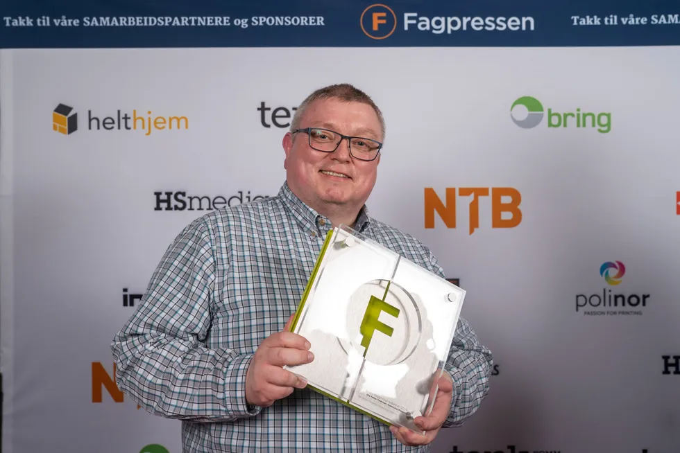 Ole Petter Pedersen går fra Teknisk Ukeblad til NHST-publikasjonen Europower. Her avbildet da han ble «Årets fagpresseredaktør 2019» for sitt arbeid i Kommunal Rapport.