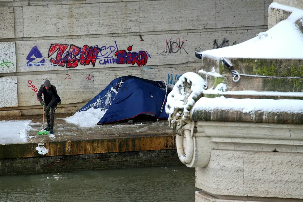 De som lever i fattigdom, kan være så godt som fullstendig ekskludert fra samfunnet, om ikke hjemløse. Selv i industriland mangler mange fattige tilgang til finanssystemet, sliter med å få råd til mat og regninger, og dør for tidlig. Foto: Alessandro Bianchi/Reuters/NTB Scanpix