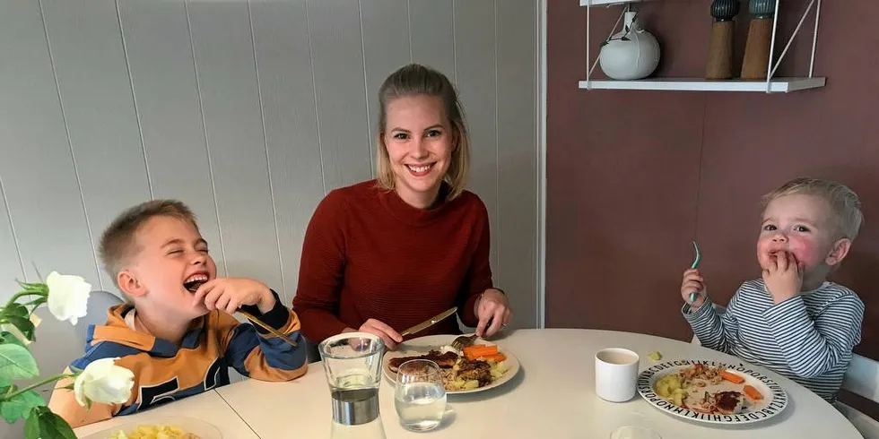 FISKEFORBRUKET GÅR NED: Fiskeforbruket i Norge har stupt med 17 prosent siden 2012. Merete Pedersen Elvan (30), og sønnene Elias (6), t.v., og Oliver (2) spiste fiskekaker mandag. De prøver å spise fisk to til tre ganger i uken.Foto: Privat