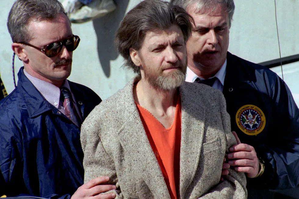 Ted Kaczynski flankert av FBI-agenter på vei fra rettssalen i 1996, året etter at han ble pågrepet etter en årelang klappjakt på brevbombeterroristen.