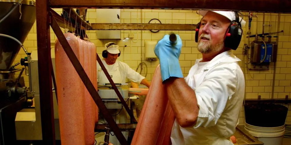 Willy Bakken lager pølser som skal bli jubelsalami. Foto: DN