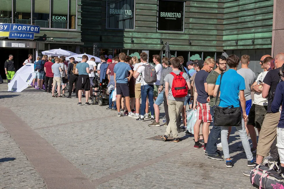 Det var kø utenfor Telias butikk på Byporten i Oslo før salget av OnePlus 6 åpnet tirsdag. Foto: Magnus Eidem