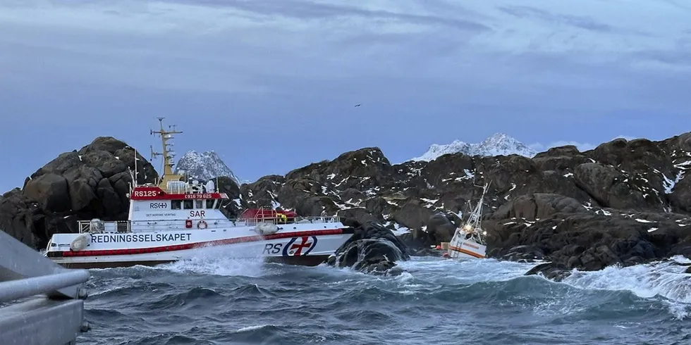 En sjark og redningsskøyten «Det Norske Veritas» grunnstøtte nylig i Lofoten. Fiskeren omkom som følge av ulykken.