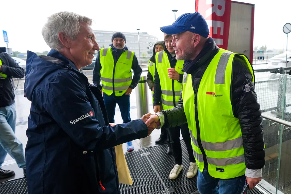 Arbeidsfolk er ansvarlige. Arbeidsfolk trenger ikke økt ledighet for at eierne og utvalgte grupper skal få deres del av verdiskapingen, skriver LOs sjeføkonom. LO-leder Peggy Hessen Følsvik møter streikende kabinpersonell ved Gardermoen lufthavn.