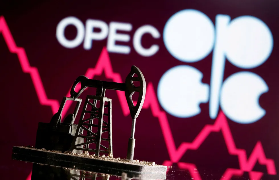 Enkelte medlemmer av oljekartellet Opec+ vil måtte se seg nødt til å kutte ytterligere i oljeproduksjonen, skriver Reuters.