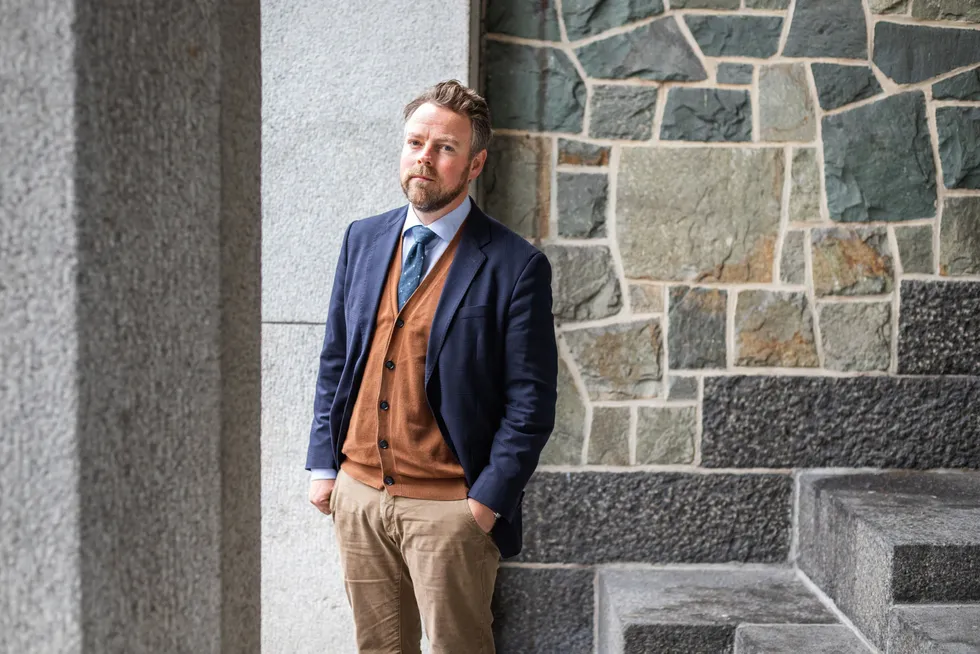 Torbjørn Røe Isaksen får ikke skrive om Arbeids- og sosialdepartementet i sin nye jobb som redaktør og kommentator.