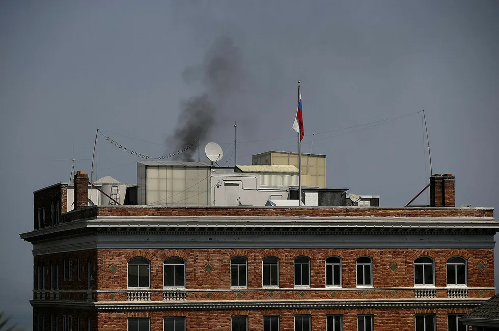 Svart røyk stiger opp av en pipe på toppen av det russiske konsulatet i San Francisco. Det ble fyrt i peisen på tross av rekordvarme ute. Foto: JUSTIN SULLIVAN