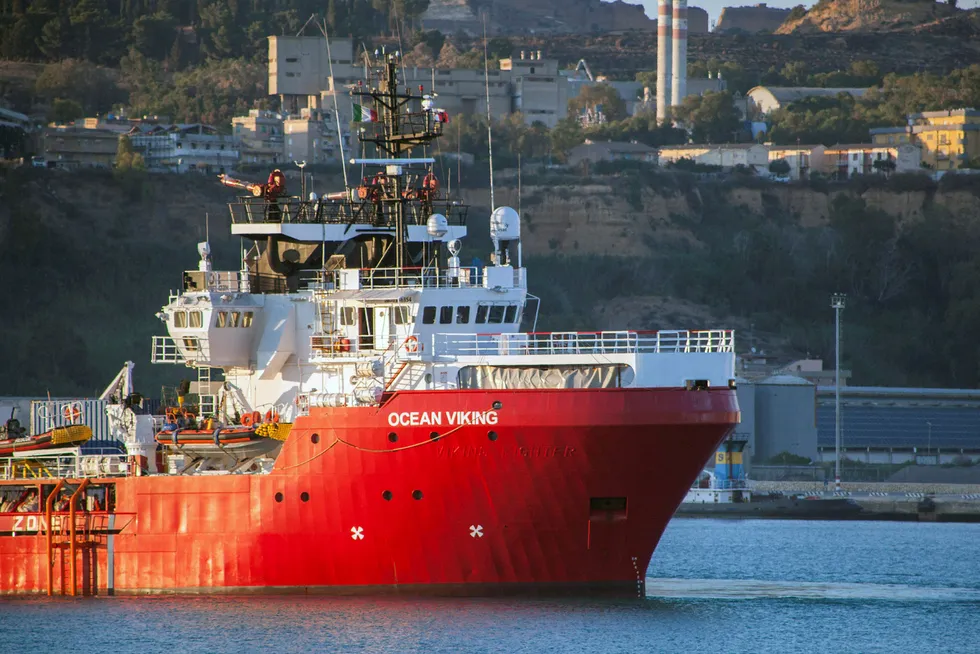 Redningsskipet Ocean Viking, her ved havn i Porto Empedocle, sør i Italia.