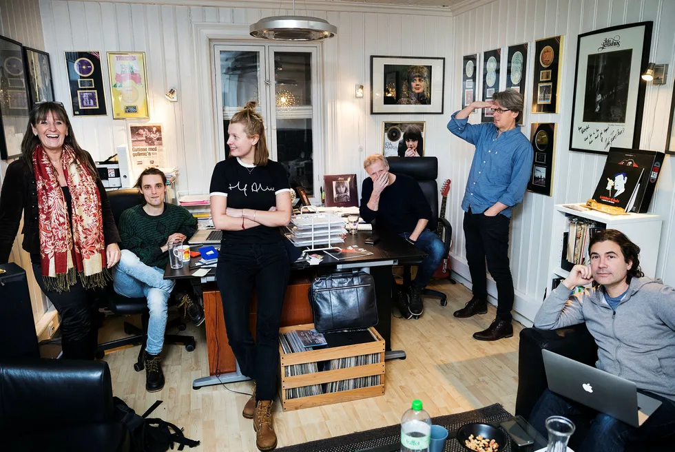 Musikkforlaget Arctic Rights Management består av Kerstin Mangert (ra venstre), Truls Nergaard, Hanna Berg-Nilsen, Kai Robøle, Erik Brataas og Odd Jensen. Foto: Per Thrana